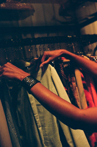 ONYX WHIPSTITCH CROC CUFF